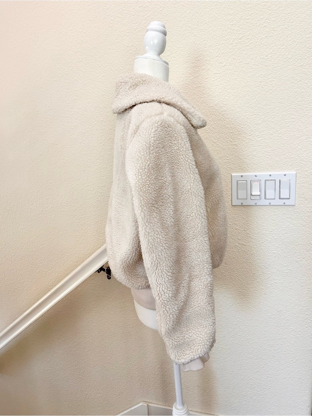 GAP Women's Medium Cream Faux-Fur Sherpa
Teddy Bomber Jacket - Full Zip - Picture 3 of 9